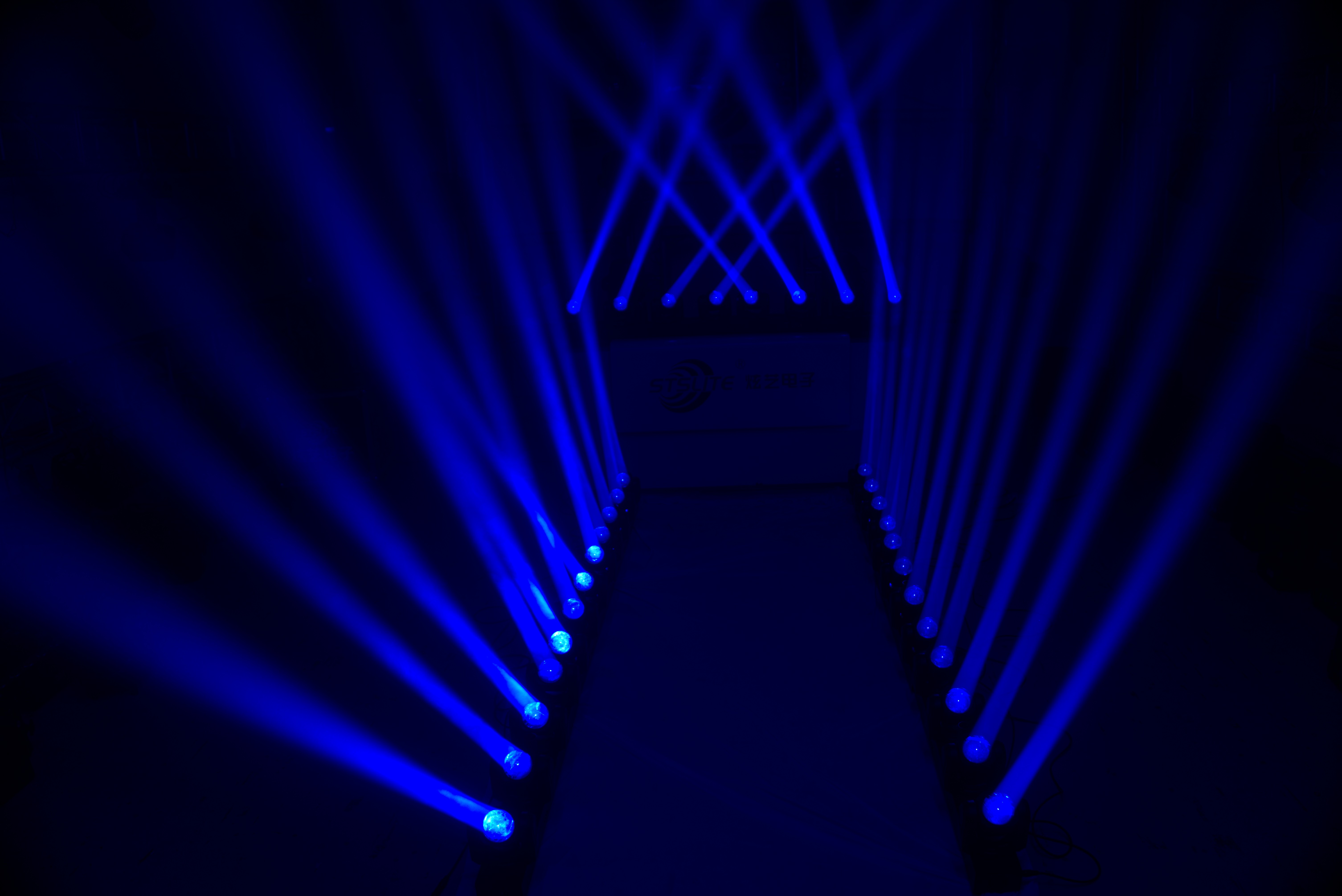 Moving Head Beam_SHARK400 4 individuell steuerbare 60W LED Moving Heads