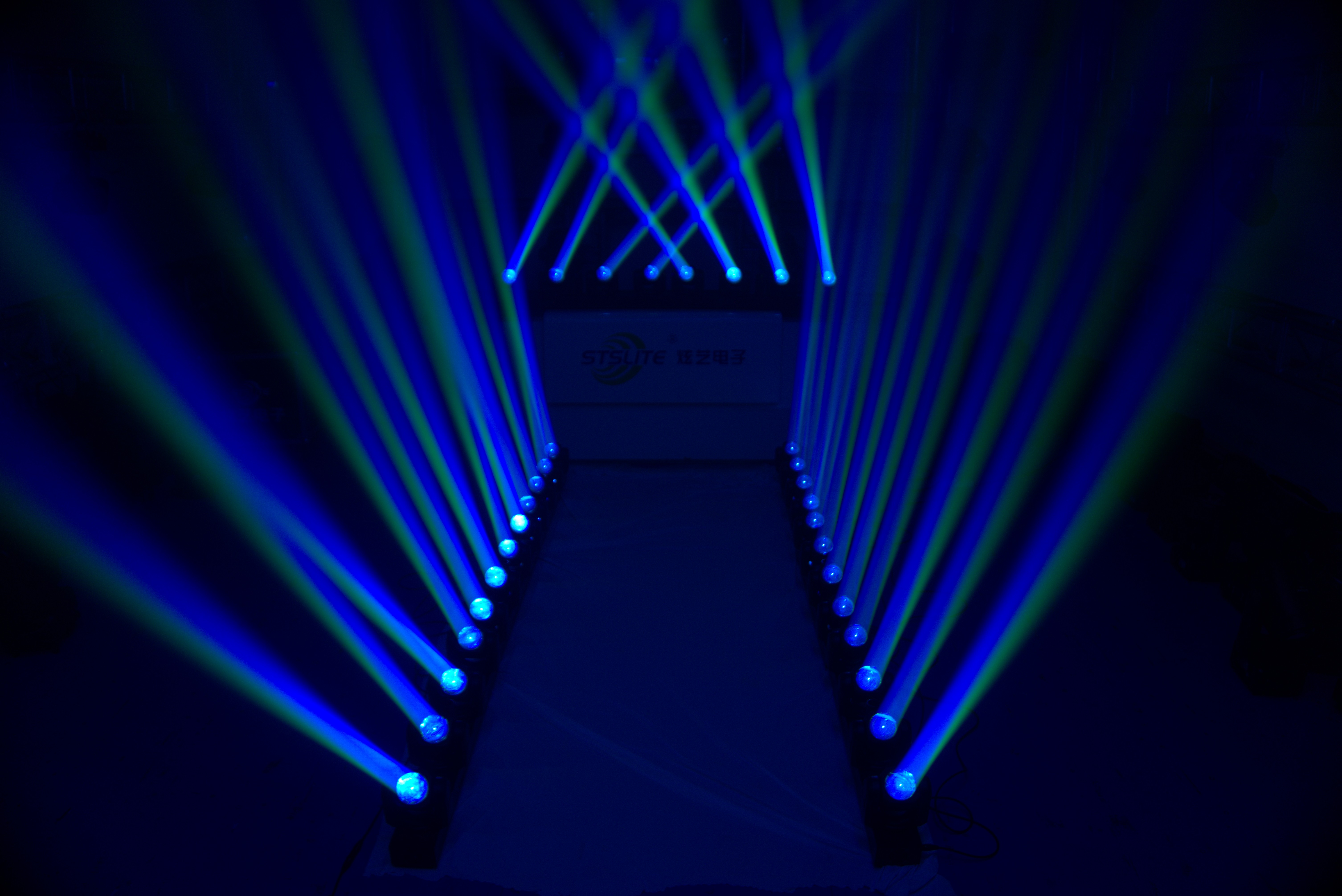 Moving Head Beam_SHARK400 4 individuell steuerbare 60W LED Moving Heads